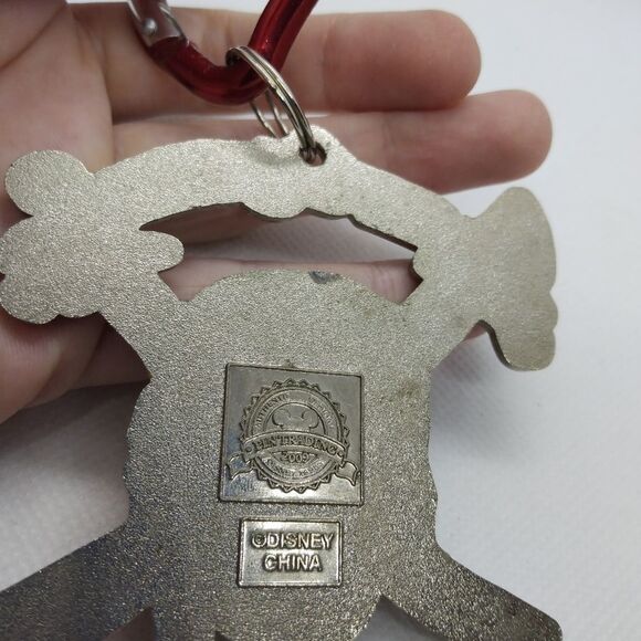 Disney skull and swords Vintage pirates of‎ the Caribbean keychain - Picture 2 of 2